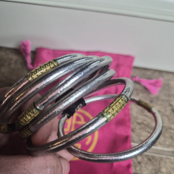 Elegant Silver and Gold Ring - Picture 3 of 3